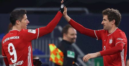 德甲-拜仁4-0大胜沙尔克04 穆勒双响莱万破门 基米希助攻戴帽